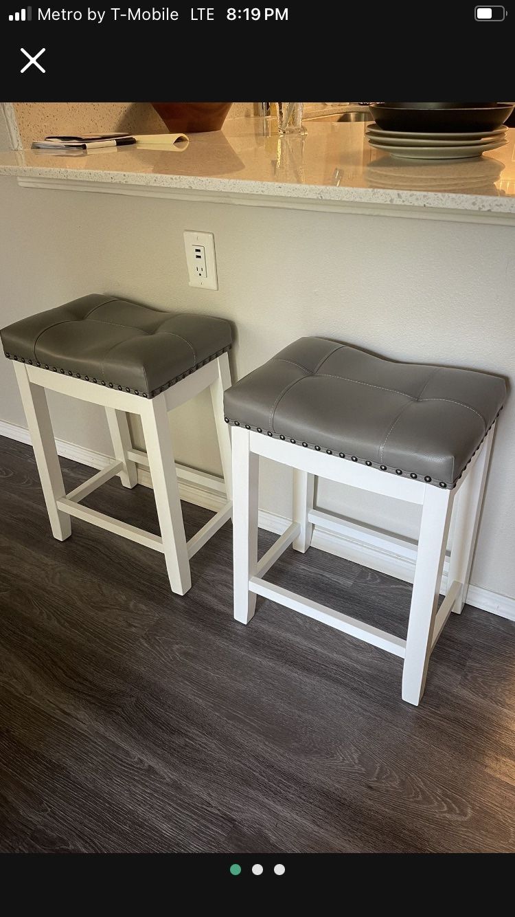 2 KITCHEN COUNTER SADDLE BACK STOOLS IN GREAT CONDITION! 24.5” HIGH 🌸