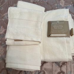 New With Tags Royal Velvet 3 Piece Towel Set.   Bath/Hand/WashCloth.  White