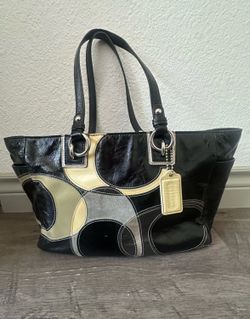 Coach bag F17127 Black Grey Patent Leather Tote features a distinctive inlaid "C" patchwork