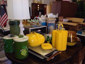 Yellow picnic travel set with coffee mugs and plates