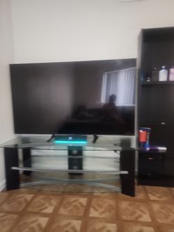 Mesa de vidrio  y tv libreria