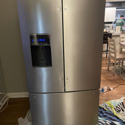 Like New, High End Whirlpool Stainless Steel Refrigerator 