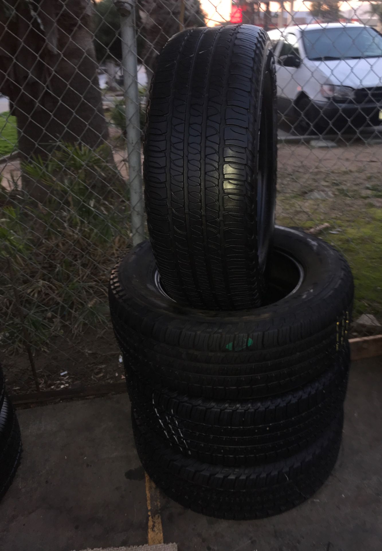 Set Goodyear Fortera 245/65/17 semi new 260