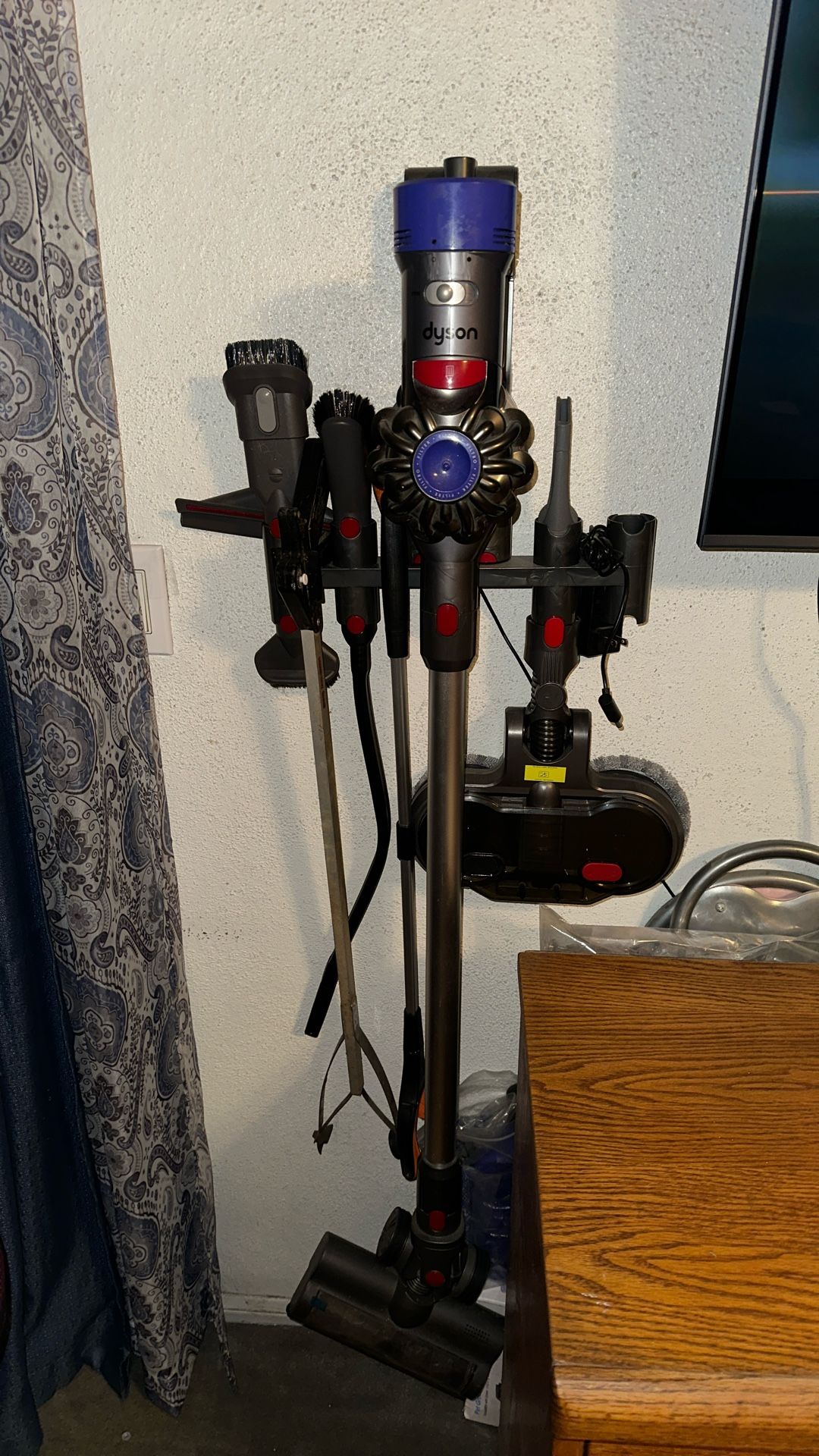 Dyson 8 Wireless Vacuum With Tons Of Accessories