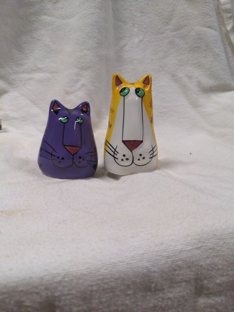 Adorable Porcelain Cat Salt And Pepper Shakers