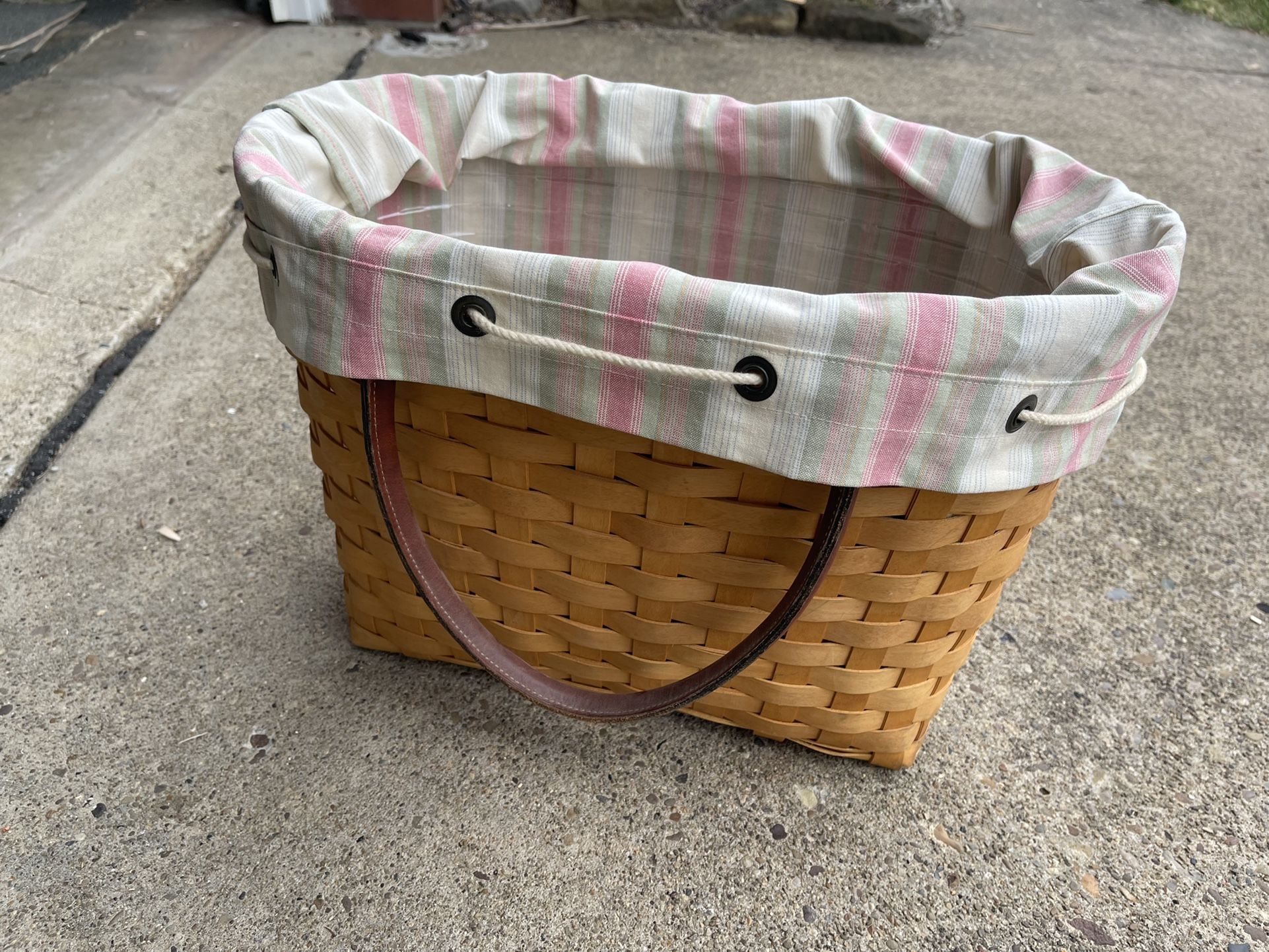 2001 Longaberger Handwoven Basket