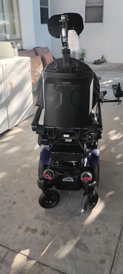 Silla de ruedas en perfectas condiciones trae buenas baterías y su cargador