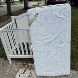 White baby crib mattress is included 