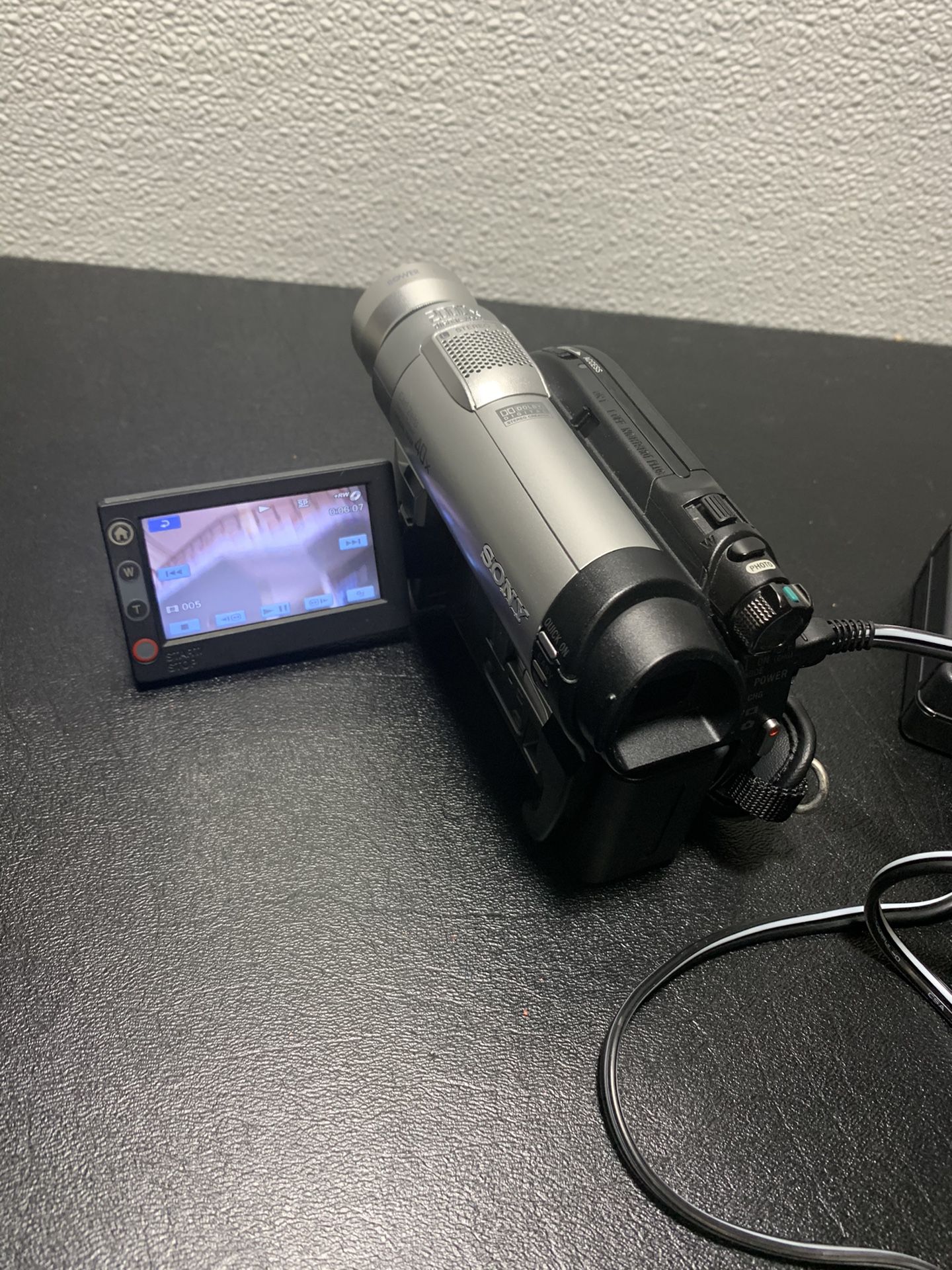 Sony DCR-DVD610 DVD Handycam Camcorder Carl Zeiss 40x Optical Zoom Touch Screen