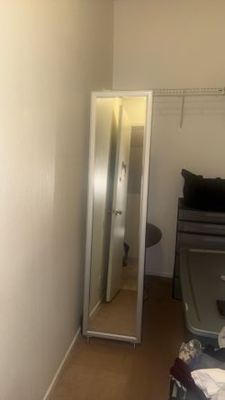 Standing mirror