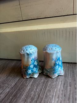 Beautiful vintage salt and pepper shakers