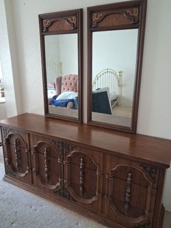 DRESSER W/MIRROR