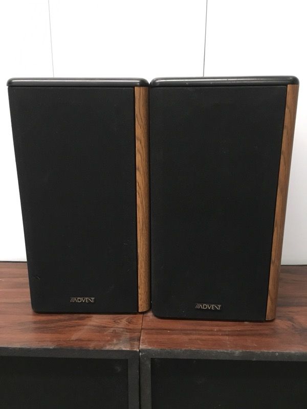 1 Pair of Advent A1122 home stereo bookshelf speakers.
