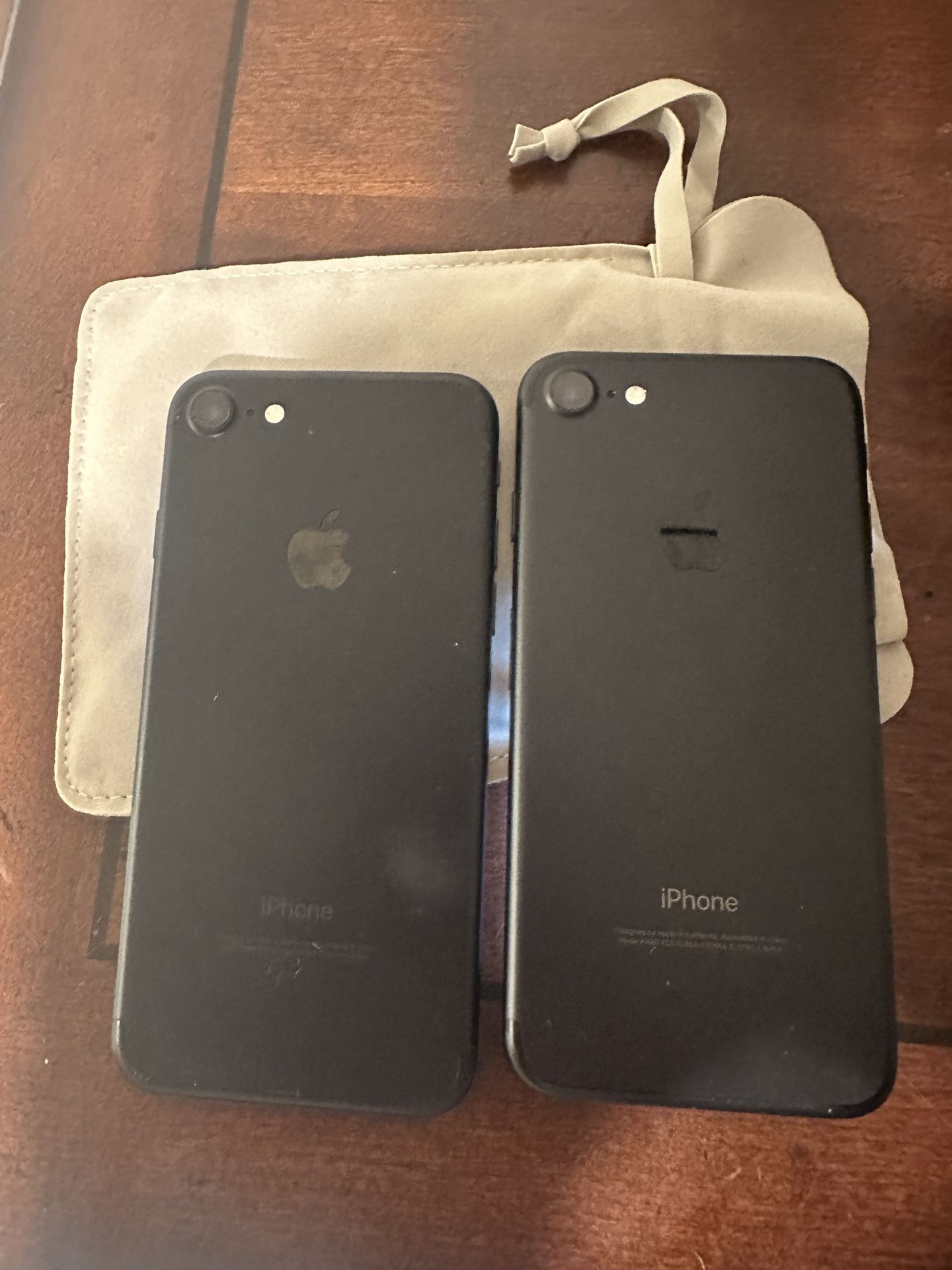 two iPhone 7 in good condition but can be used with an iCloud account