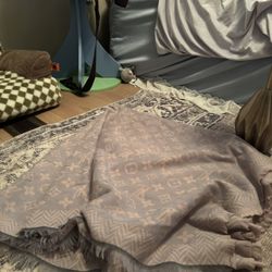 LOW PRICE MOVING- XL LV WOOL SCARF 