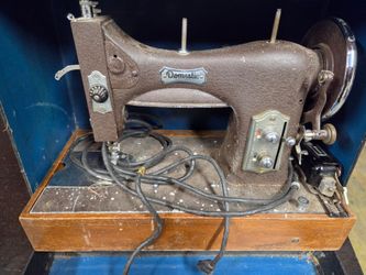 Vintage Domestic Rotary Model 153 Electric Sewing Machine w/ Case