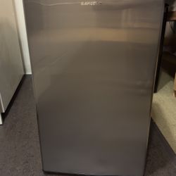 Mini fridge w freezer