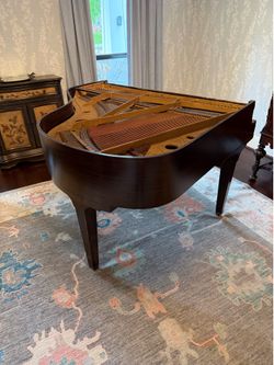 Piano -4’ baby grand
