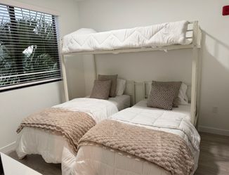 Triple bunk bed