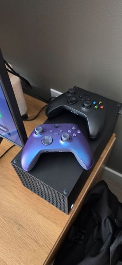 Xbox X 1TB + 2 controllers