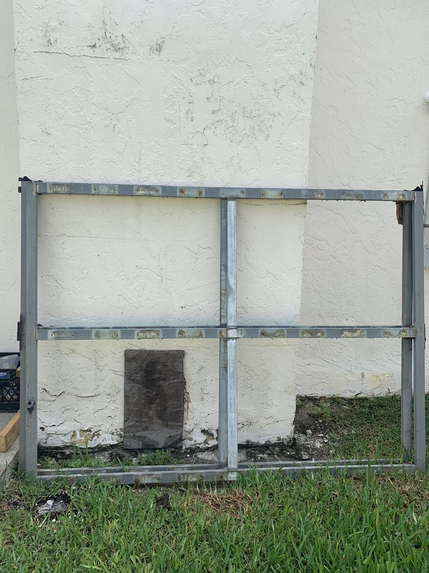 Metal gate frames