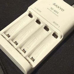Sanyo Eneloop Ni-MH Battery Charger