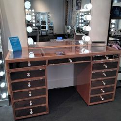 Elegant Hollywood Makeup Vanity 