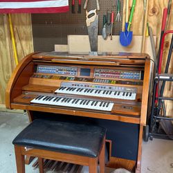 Lowrey Holiday Classic Organ Price Negotiable