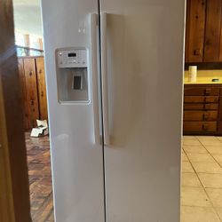GE Refrigerator White With Ice Maker 