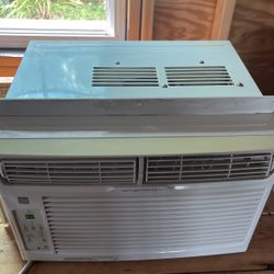 FRIGIDAIRE 8000 BTU AC Unit