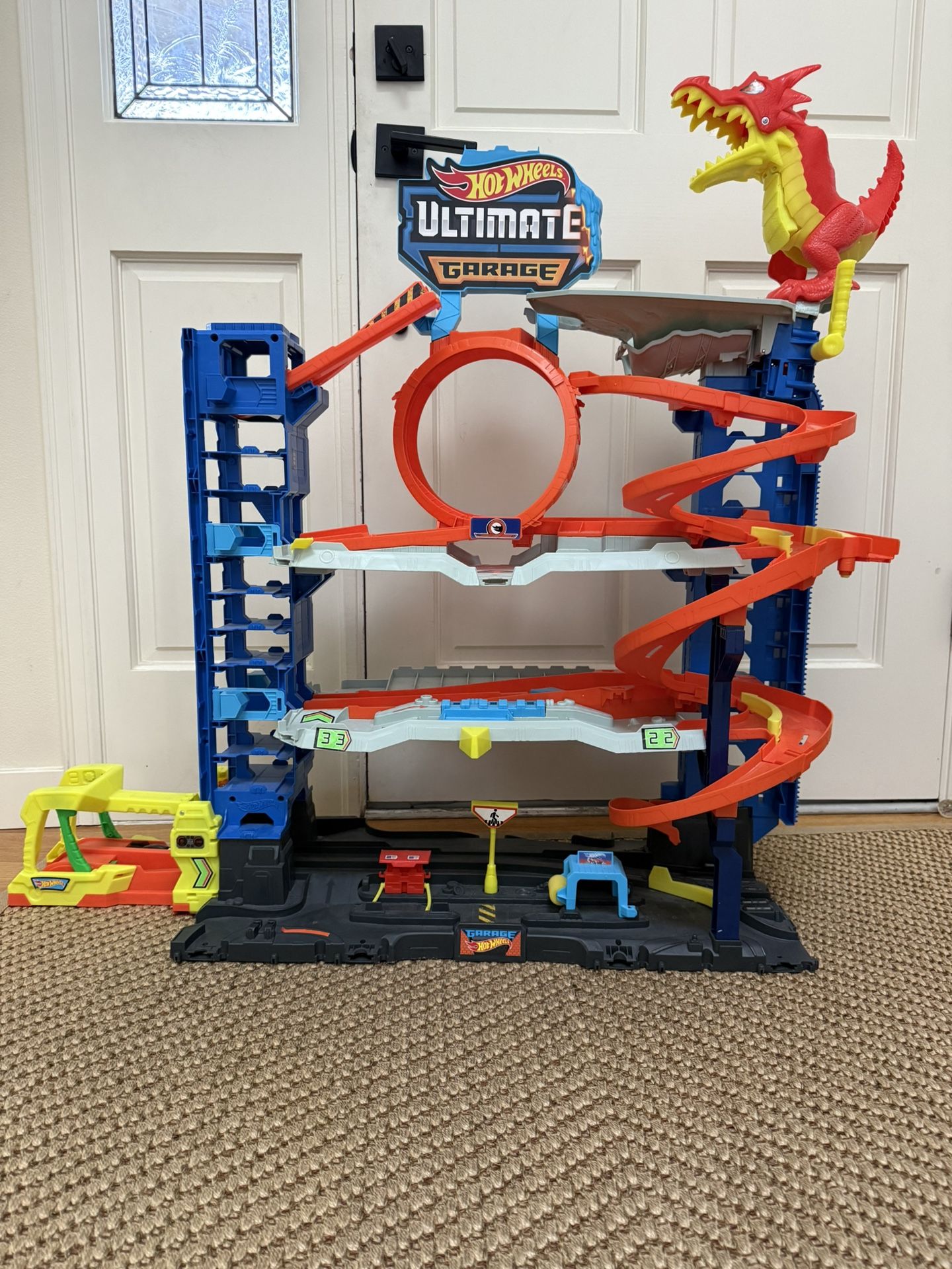 Hot Wheels Ultimate Garage w/ Dragon And Hot wheels Car Lot (Like New)