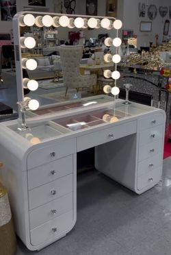 Vanity/ Vanity Desk Set/ Set De Mesita De Maquillaje/ Delivery Available/ Financing Available 