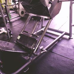 COMMERCIAL LEG PRESS