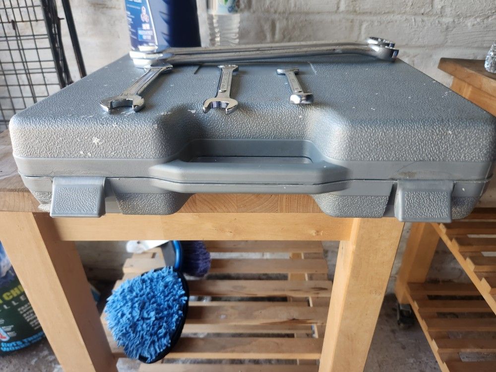 WRENCH SET WITH CASE