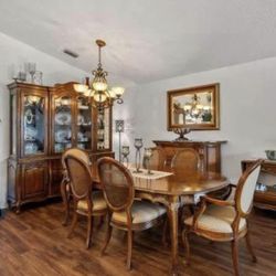 Beautiful Thomasville Dining Room Table Chair And China Cabinet Set