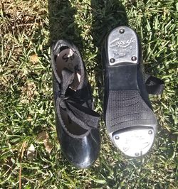 Tap shoe, Girls 11, "Capezio"