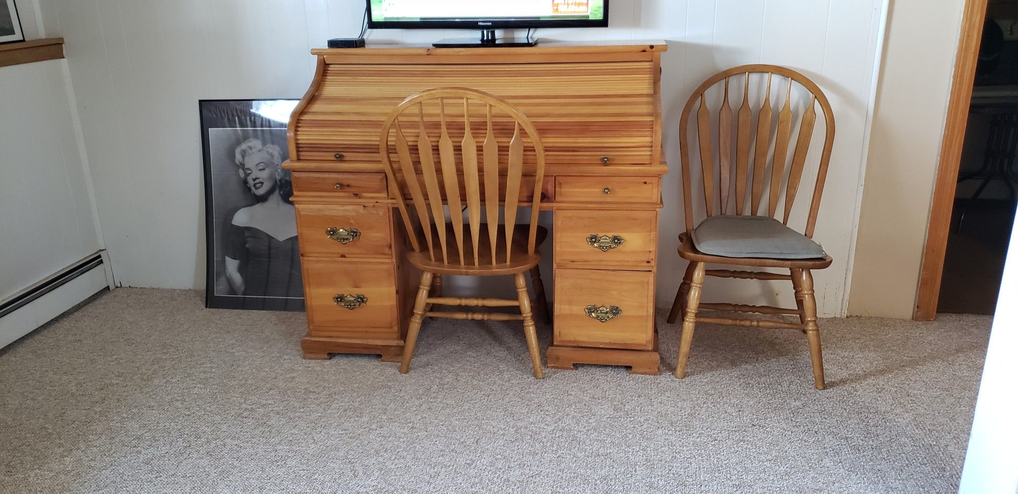 Rill top Desk Pine. And two chairs