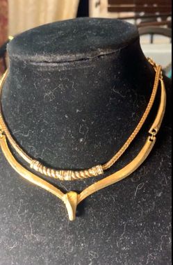 Vintage gold tone necklace
