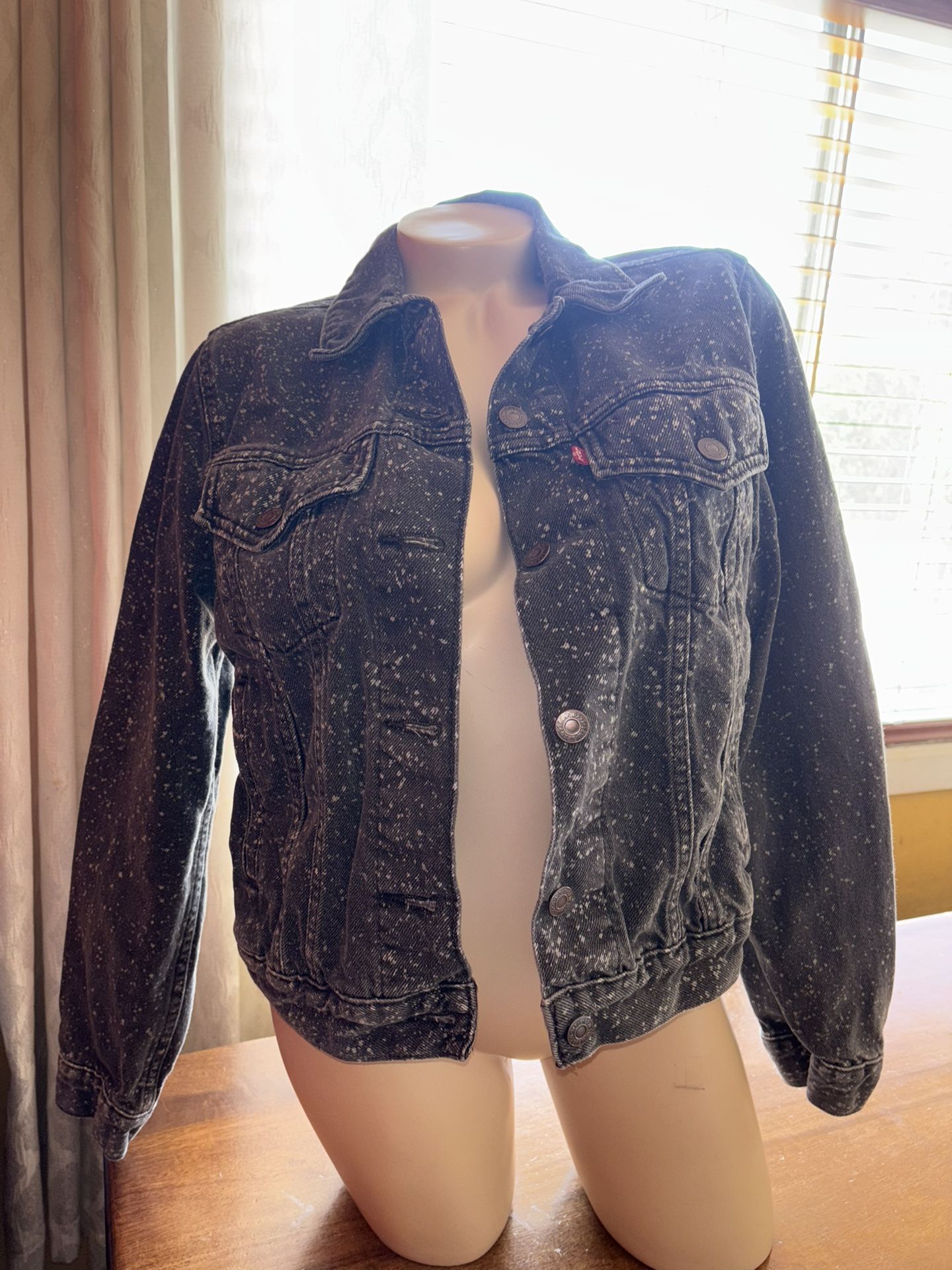 Women’s Levi’s Black Denim Trucker Jacket – Speckled Acid-Wash Look (Size L)