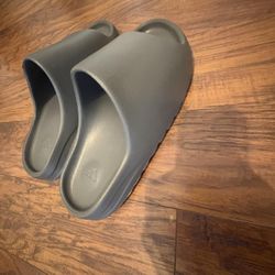 Men’s Yeezy Slides Size 11