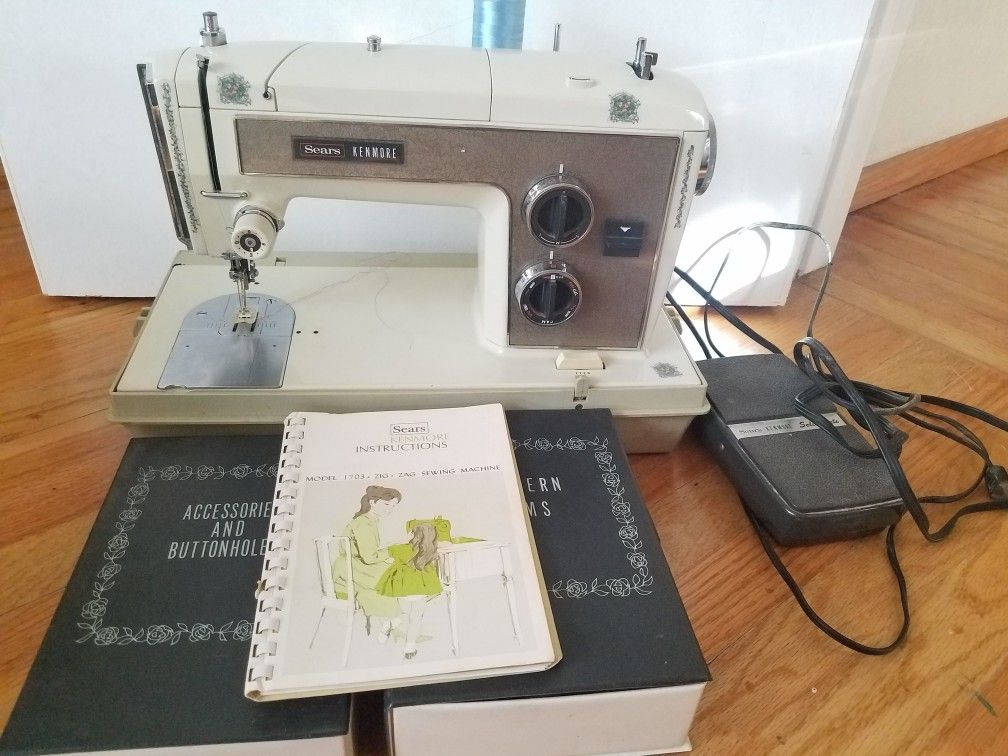 Kenmore model 1703 zig zag sewing machine for Sale in Las Vegas, NV