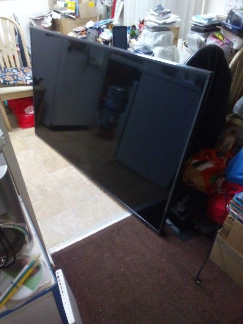 LG 75 INCH ULTRA 4 K THE TV HAS A BROKEN SCREEN SOLD FOR PARTS ONLY.