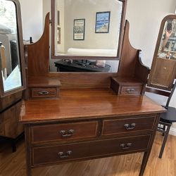 An Edwardian inlaid mahogany three-mirror dressing table with dovetail drawers