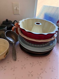 Assorted kitchenware