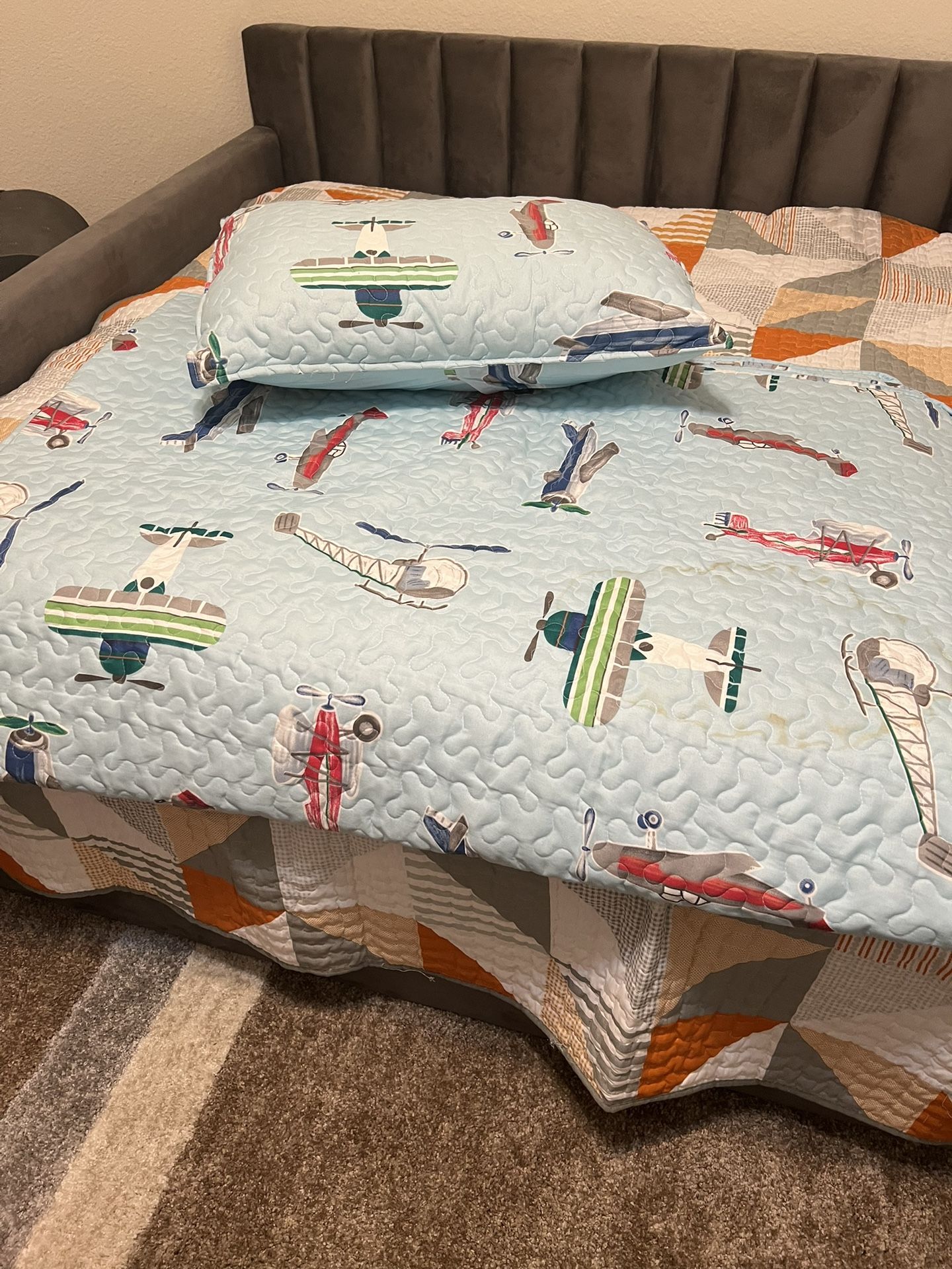 Airplane quilt comforter with two shams $20 or best offer brand new never been used. I just laid it on the bed to show you full size.