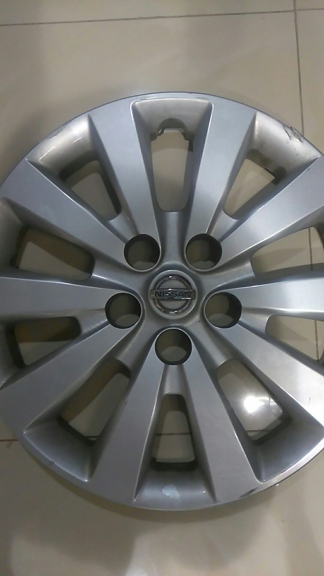 Nissan hubcap 17in