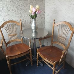  2 SCRATCHED CHAIRS AND DENTED OR WOBBLY BISTRO TABLE VINTAGE RETRO MODERN  ANTIQUE
