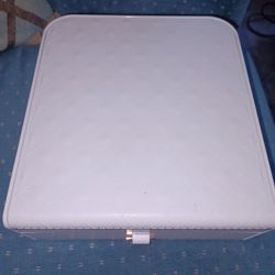 White Quilted Jewelry Box Organizer
Spacious jewelry Organizer 