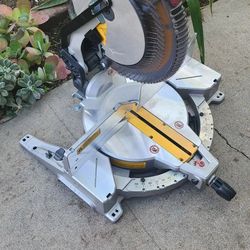Dewalt 12 In Compound Miter Saw 