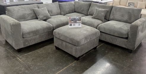 Neew grey sectional.sofaa with ottoman!!!!
